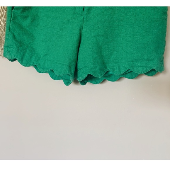 Scallop edged Linen Green Shorts - Picture 6 of 7
